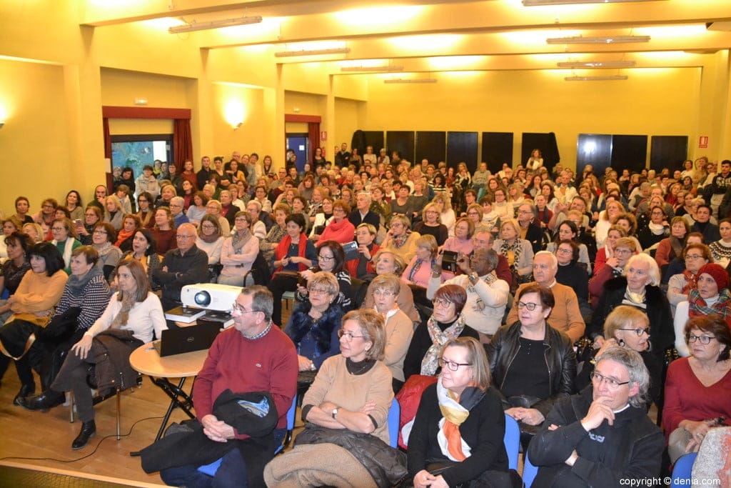 asistentes a la conferencia de ana lluch en denia