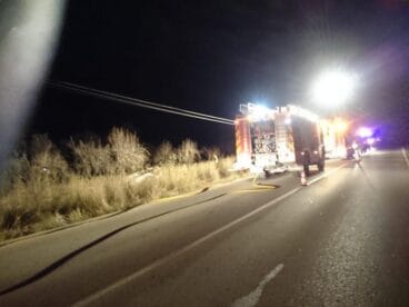 bomberos trabajando en el accidente de la carretera de alcalali