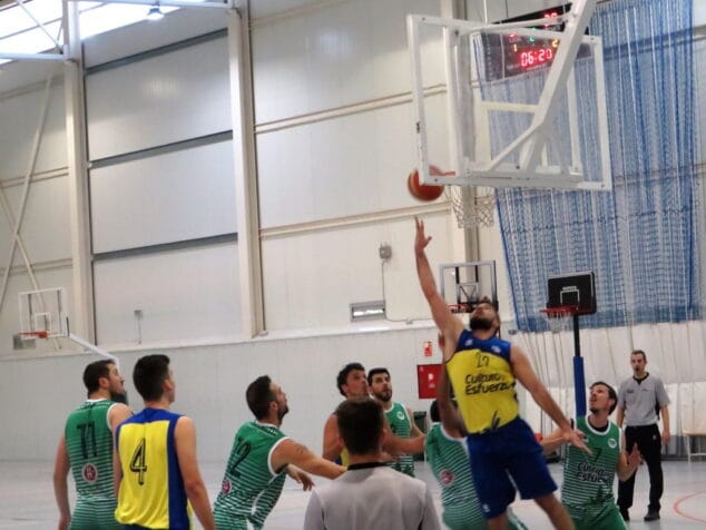 canasta de un jugador senior dianense ante el cb jorge juan novelda