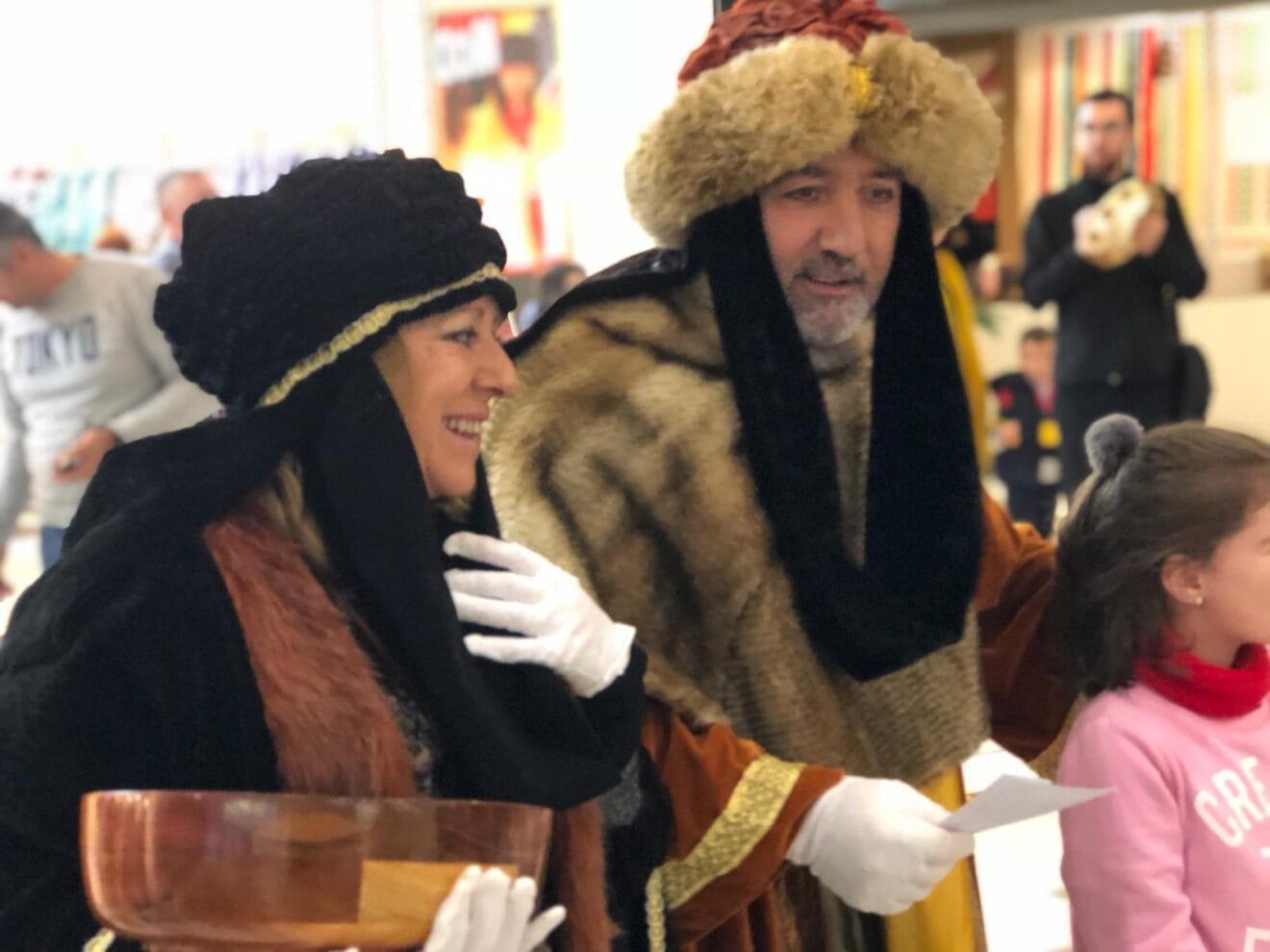 Cartero de los Reyes Magos saludando a los niños
