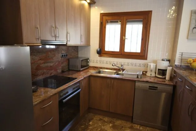 Stella Inmo Consulting te ofrece un estupendo chalet con piscina privada rodeado de naturaleza 3 cocina acogedora stella inmo consulting