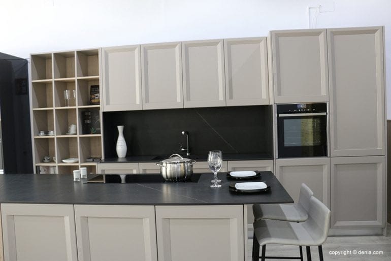 Cocina Lacada con estantería Cocina Fácil