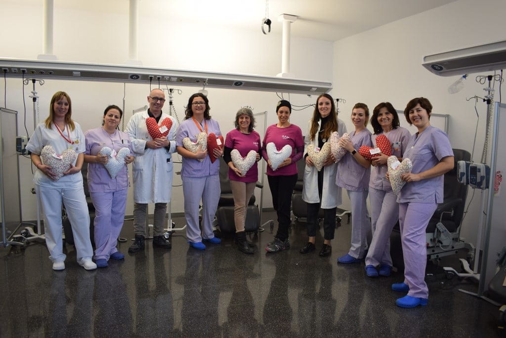 Corazones blanditos para mujeres mastectomizadas 1 cojines en forma de corazon en el hospital de denia