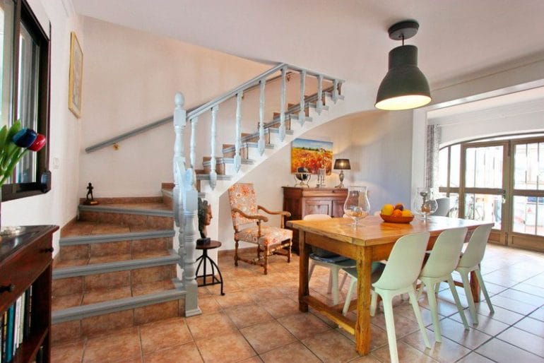 Comedor y acceso escaleras Abbey Properties