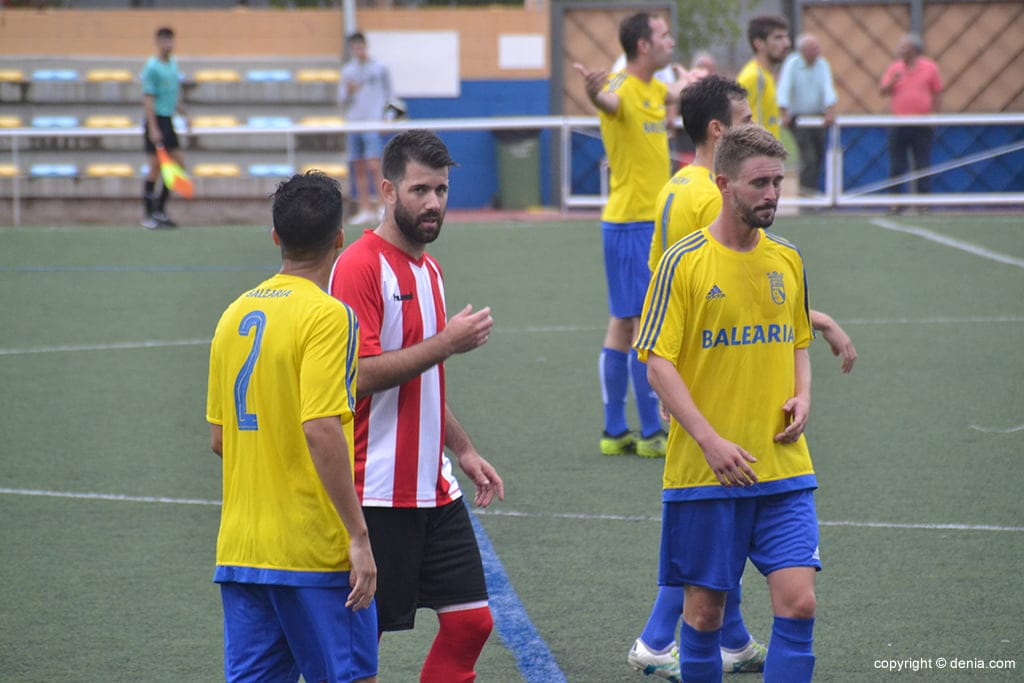 defensores dianenses vigilando al delantero de lalcudia