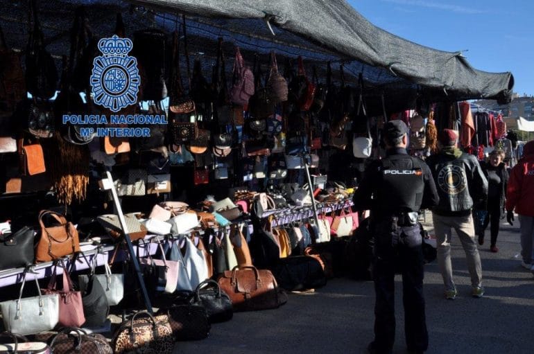 Detienen a 22 personas en el mercadillo de Dénia