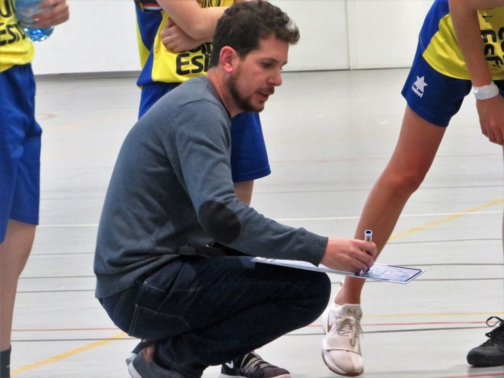 el tecnico ferran garcia del equipo senior femenino del denia basquet