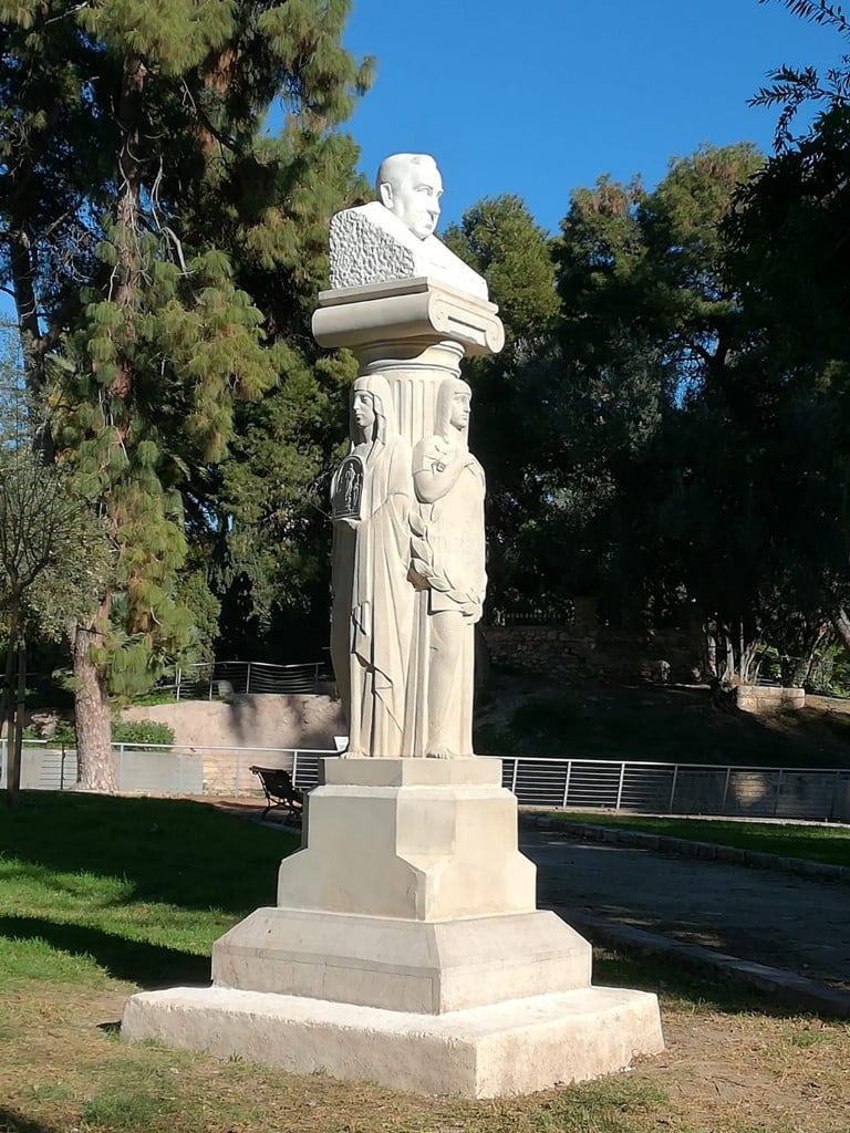 Escultura dedicada a Roc Chabàs en los Jardines del Real de València
