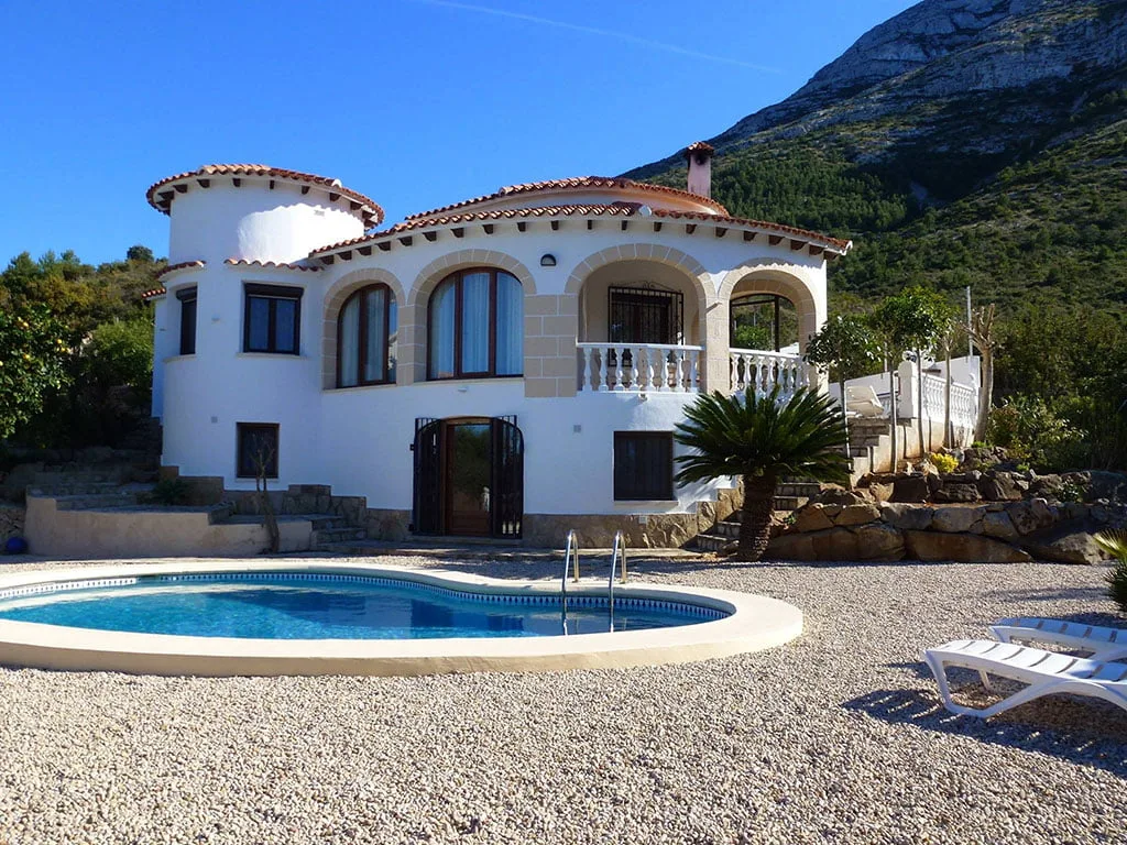 Stella Inmo Consulting te ofrece un estupendo chalet con piscina privada rodeado de naturaleza 1 fachada del chalet stella inmo consulting