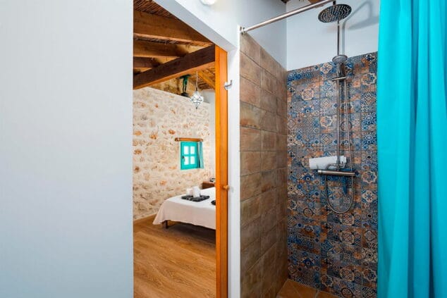 Aguila Rent a Villa te ofrece una gran finca rústica con piscina privada ideal para tus vacaciones 4 fantastica ducha aguila rent a villa