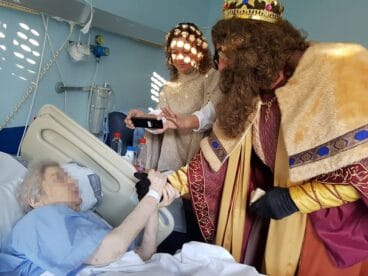 gaspar saluda a una paciente del hospital de la pedrera