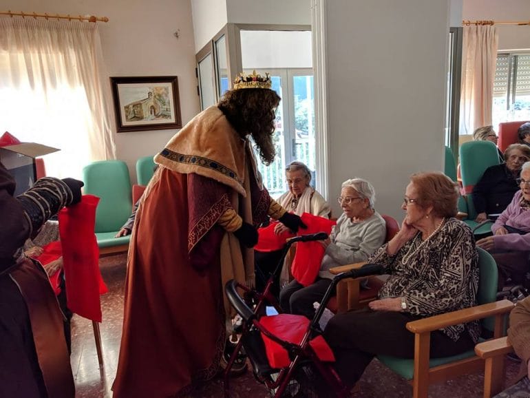 Gaspar saludando a los residentes de La Pedrera