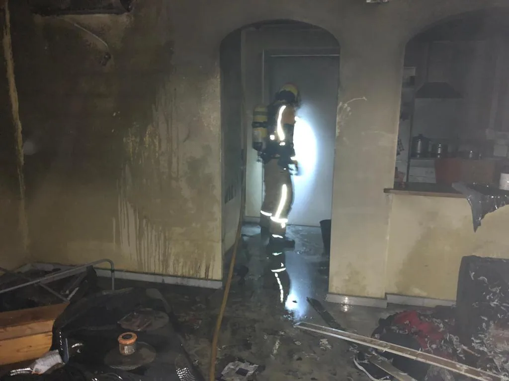 Interior de la vivienda calcinada en la Pedrera