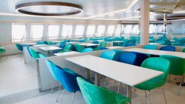 interior del ferry hypatia de alejandria