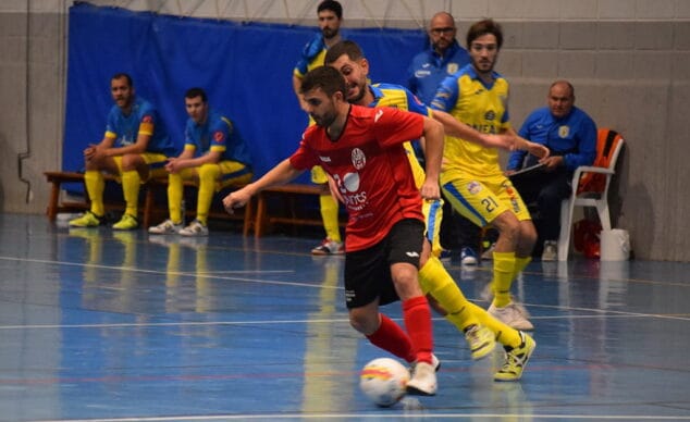 jugador del ye faki con el balon