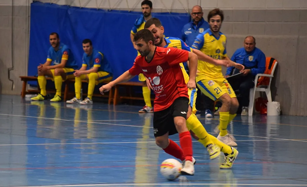 Jugador del Ye Faki con el balón