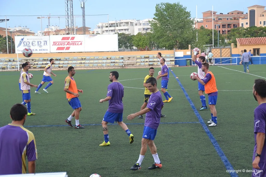 La plantilla del CD Dénia no entrenó el jueves como protesta por el retraso en el cobro de las mensualidades 1 jugadores del cd denia durante un entrenamiento