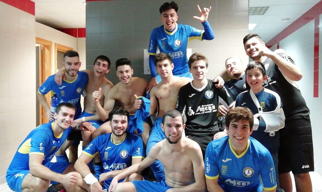 jugadores del cfs dianense celebrando un triunfo