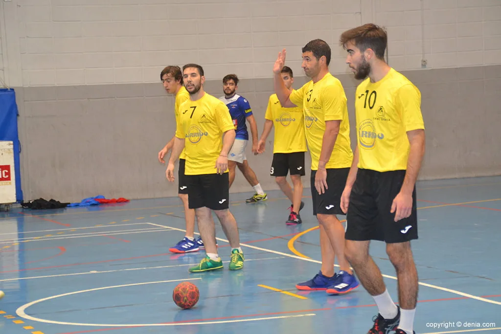 Jugadores del Garbí Dénia defendiendo