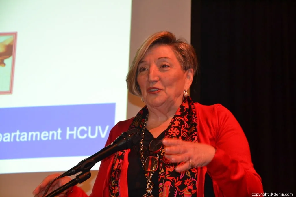 'Amunt' dona 3.000 € a la investigación del cáncer de mama en mujeres jóvenes tras la conferencia de Ana Lluch en Dénia 3 la doctora ana lluch durante una conferencia en denia