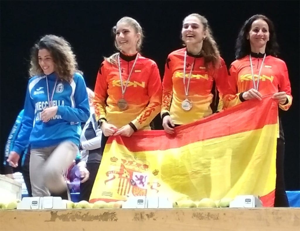 laurence rastell en el podio con el equipo de espana