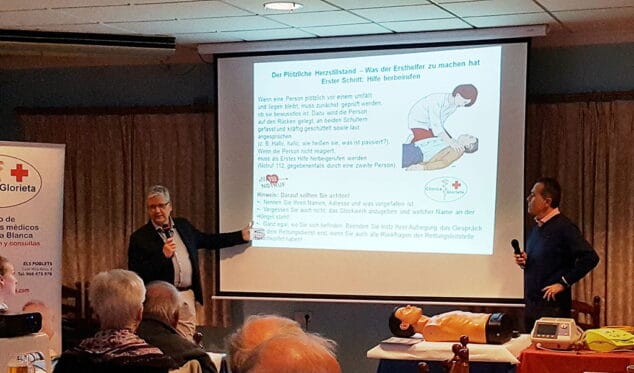 los doctores de clinica glorieta en una exposicion