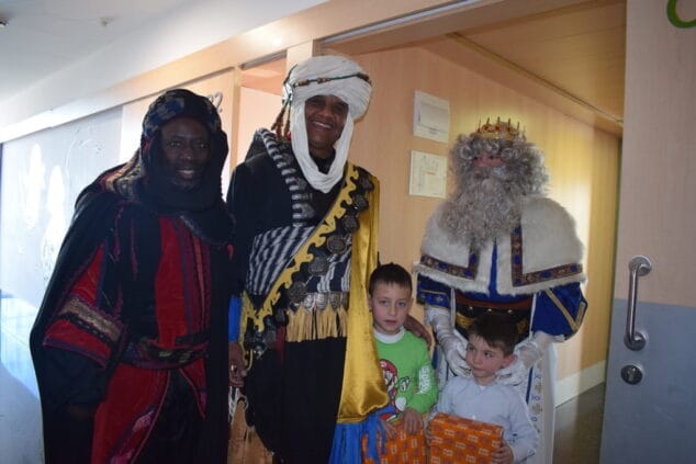 los reyes magos con los ninos ingresados en el hospital