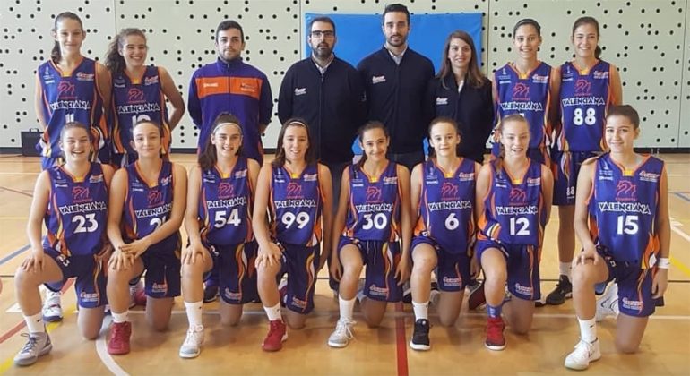 Marta Chico with the dorsal 54 in the Valencian Children's basketball team