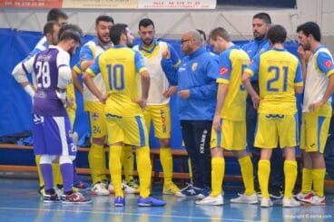 oscar garcia junto a sus jugadores del cfs mar denia