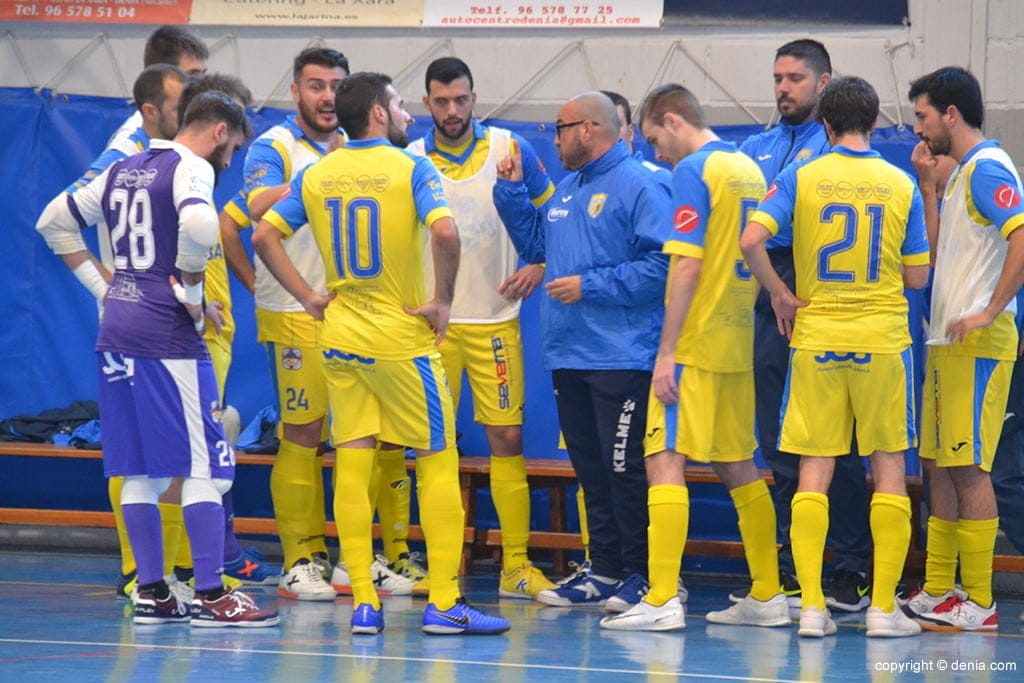 oscar garcia junto a sus jugadores del cfs mar denia