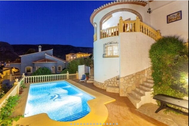 piscina de noche vacation villas