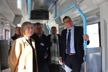 prueba sobre la via de los trenes duales de la lines 9 del tram