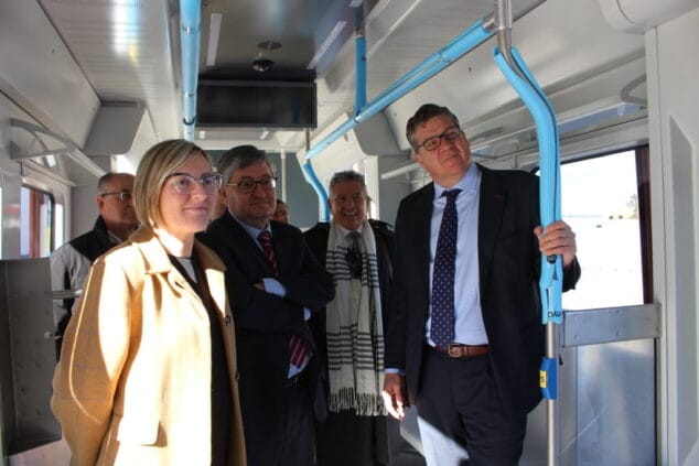 prueba sobre la via de los trenes duales de la lines 9 del tram