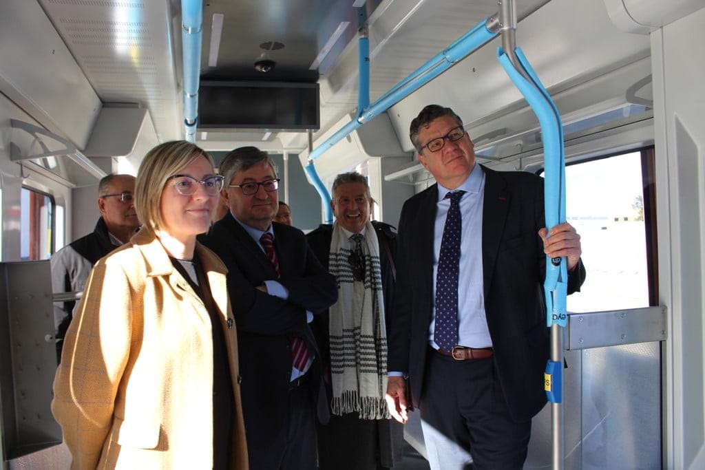 prueba sobre la via de los trenes duales de la lines 9 del tram