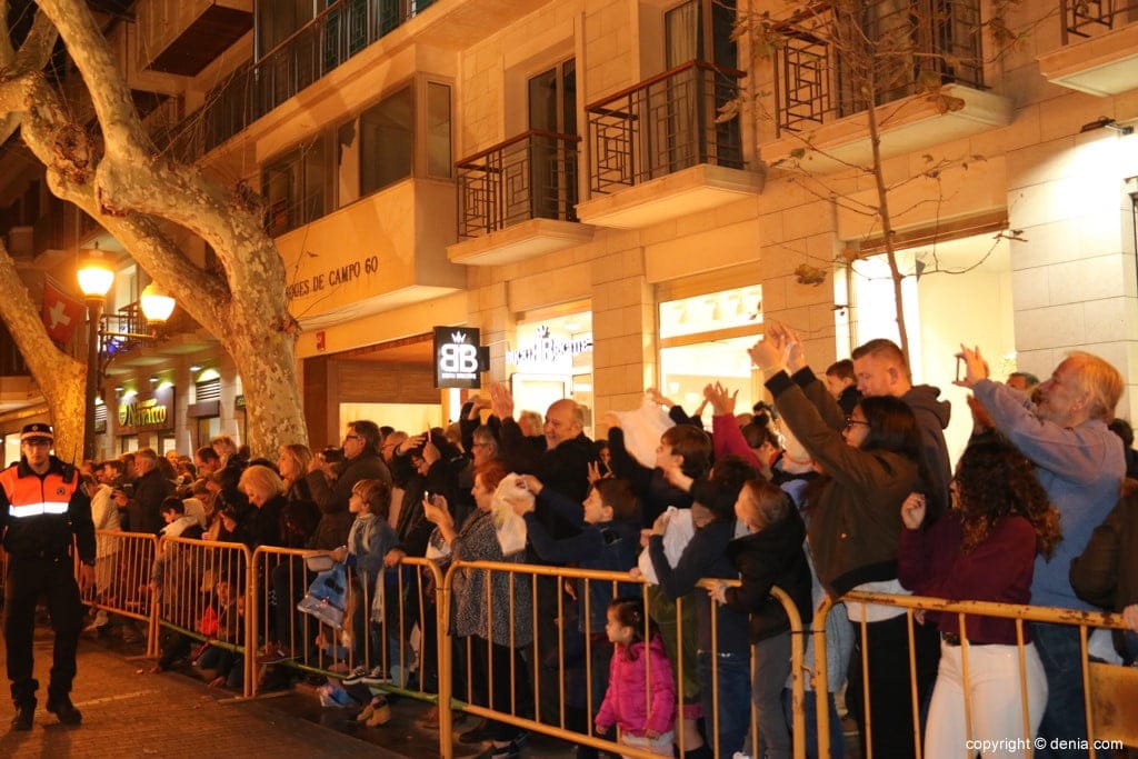 publico en la cabalgata de los reyes magos