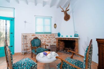 Sala de estar con chimenea Aguila Rent a Villa