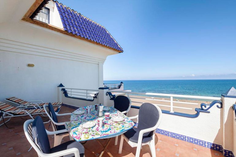 Terraza con vistas al mar Quality Rent a Villa