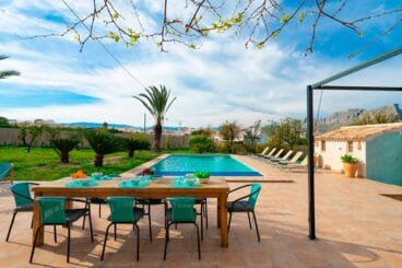 Terraza y piscina Aguila Rent a Villa