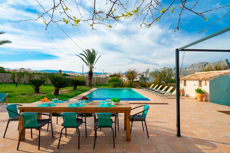 Terraza y piscina Aguila Rent a Villa
