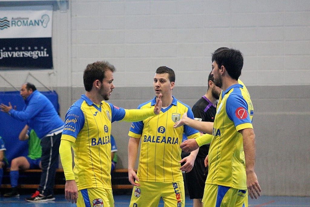 Victoria contundente para el CFS Mar Dénia ante el Xaloc (12-3) para iniciar el año 2 toni tent junto a robert celebrando uno de los goles