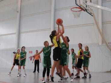 una infantil dianense lanzando a canasta