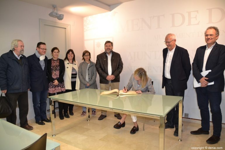 Eerbetoon aan slachtoffers van nazi-concentratiekampen - Handtekening in het ereboek