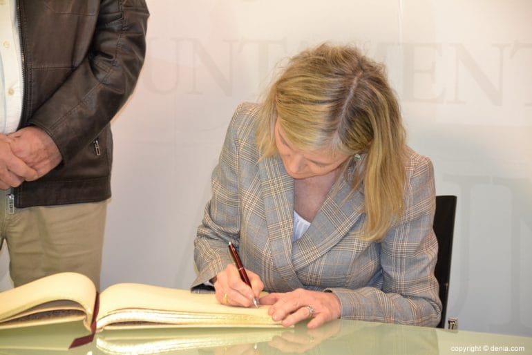 05 Homenaje a los dianenses víctimas de campos de concentración nazis - Firma en el libro de honor