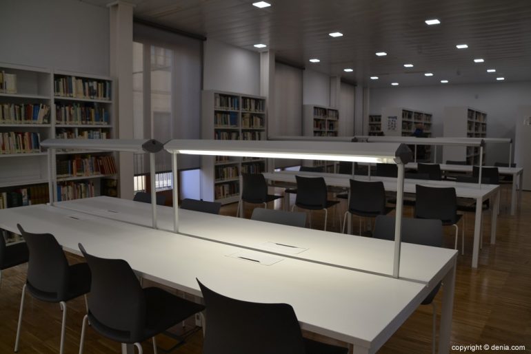 Inauguración nueva biblioteca Dénia - mesas de estudio