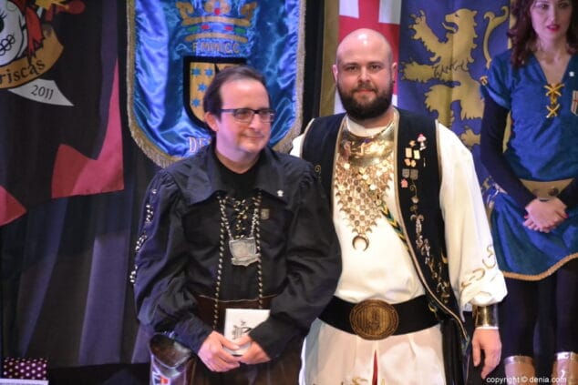 La FEMMICC homenajea a Paco Muñoz y al músico dianense Josep Marí en la presentación de capitanas durante los actos del Mig Any 2019 21 15 presentacion de capitanas mig any 2019 primer tro fila marisn corsaris