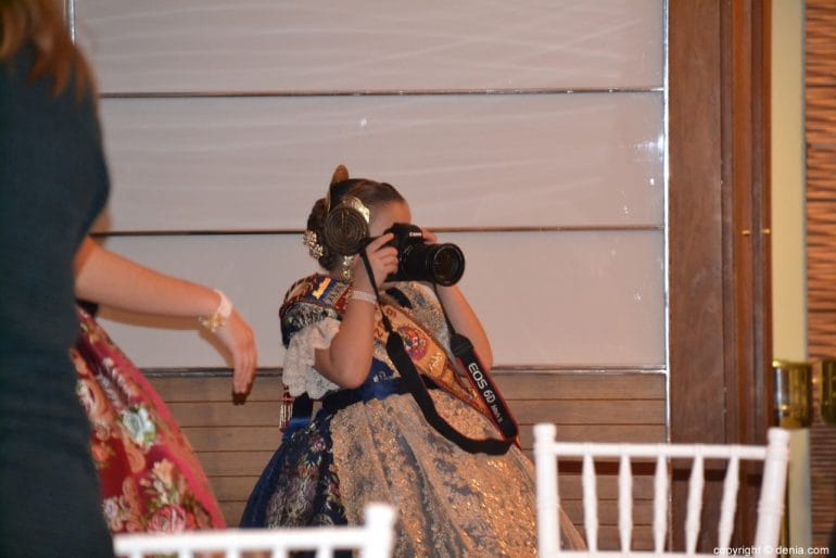 Sopar de Nomenaments Oeste 2019 - Martina con la cámara de fotos