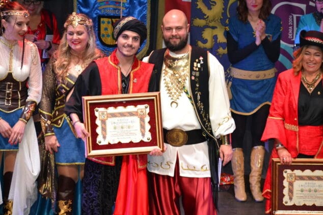 La FEMMICC homenajea a Paco Muñoz y al músico dianense Josep Marí en la presentación de capitanas durante los actos del Mig Any 2019 42 36 presentacion de capitanas mig any 2019 abanderado moro