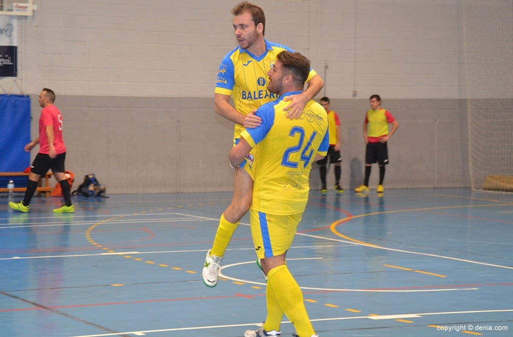 El CFS Mar Dénia viaja a Sax en busca de una nueva victoria 1 alex pla celebrando un gol con toni tent