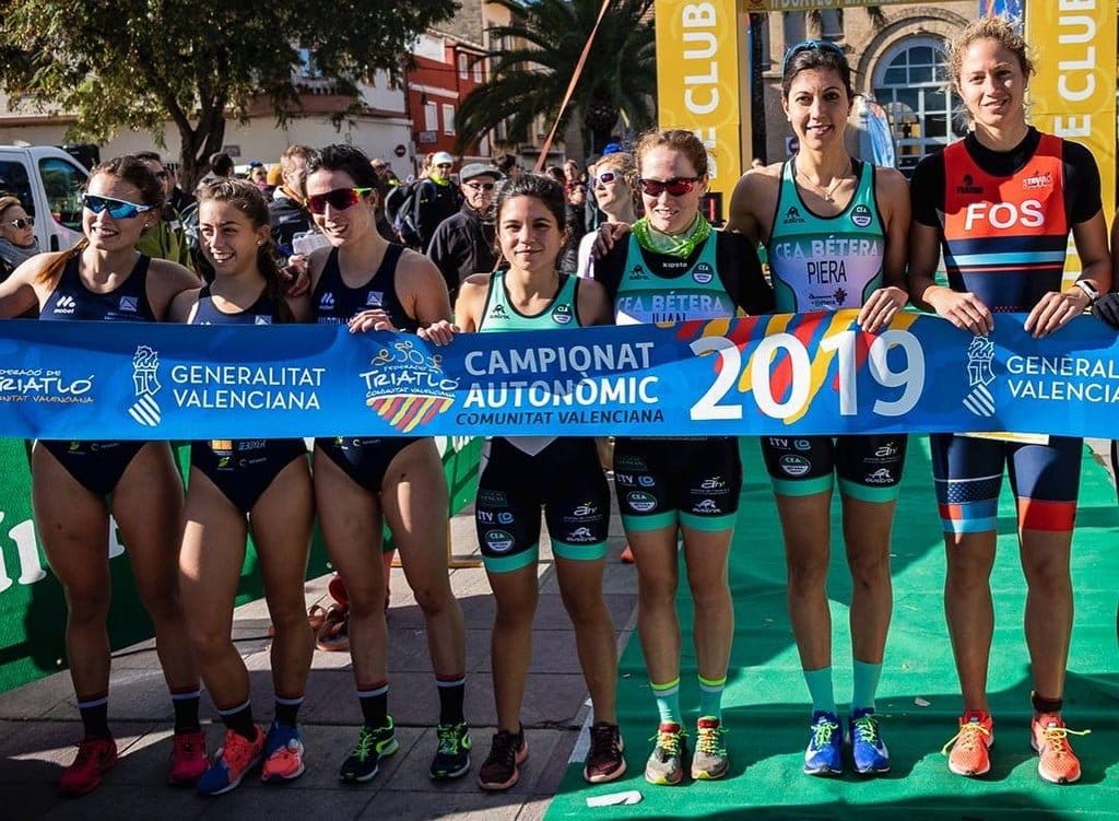 andrea fernandez en el podio junto a sus companeras de equipo