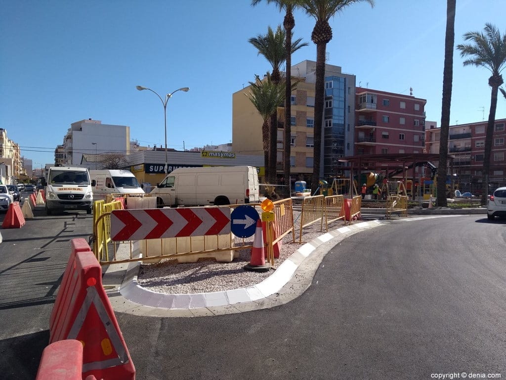 Comienzan a instalar el parque infantil de la plaza Archiduque Carlos 2 asfaltado e isleta de archiduque carlo